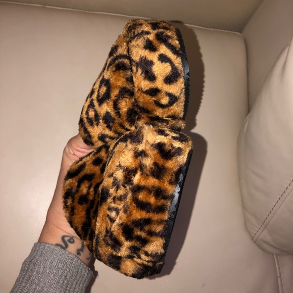 Steve Madden fabfuzz leopard fuzzy slippers - Picture 6 of 7